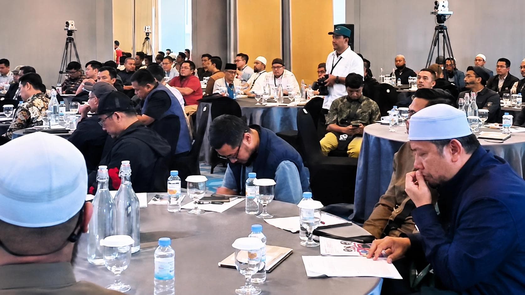 Yoso Lukito Founder Sekolah Digital Bisnis Indonesia menghadiri Intimate Session #15 bersama lebih dari 120 pengusaha se-Bandung Raya untuk membahas kolaborasi bisnis dan muamalah bersama Dr. Erwandi Tarmizi dan Dr. Sofyan Baswedan.